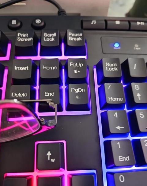 笔记本关机了外置键盘还亮