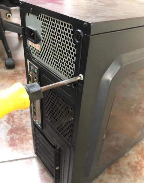 电脑开机鼠标亮屏幕不亮