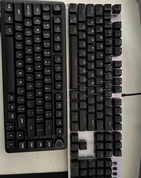 电脑键盘关了机为什么亮着灯