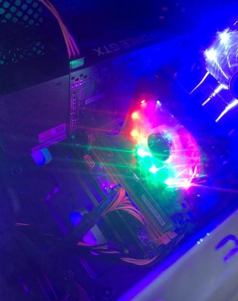 电脑开机显示屏不亮键盘微弱亮
