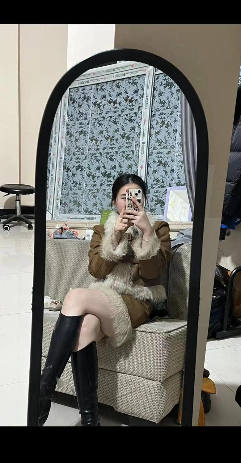 镜子跟相机里的自己哪个更真实