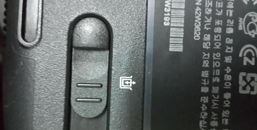 笔记本三个灯一直闪烁