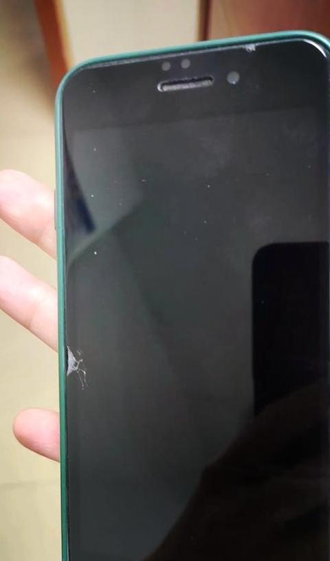 手机屏幕碎了贴个膜还能用吗?