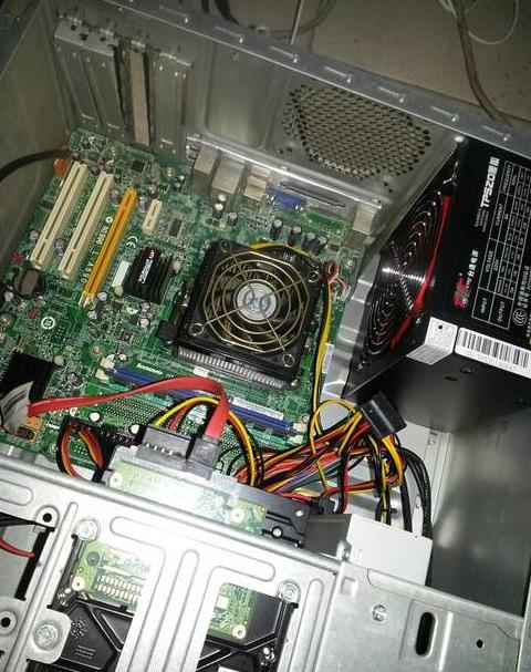 电脑主机电源响声大是怎么回事