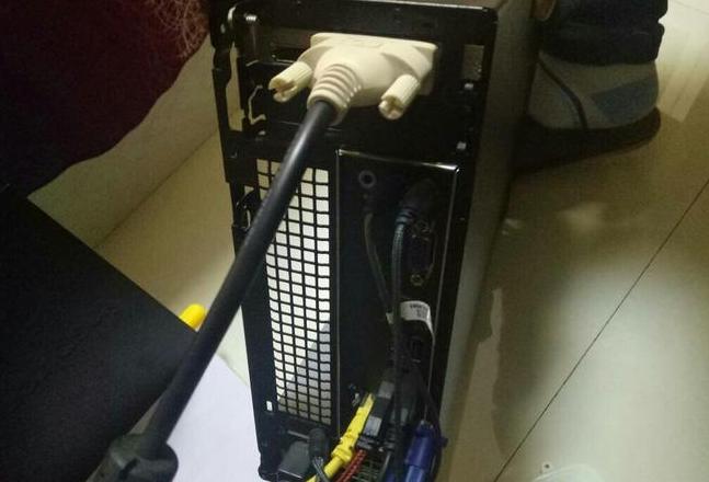 戴尔电脑按开机键亮黄灯