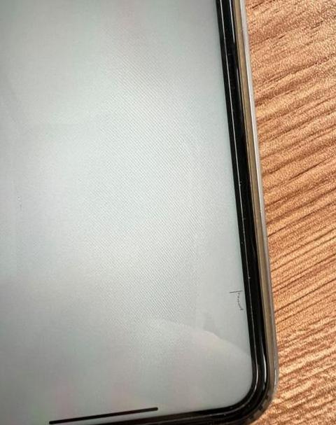 手机屏幕一条一条的横线怎么回事