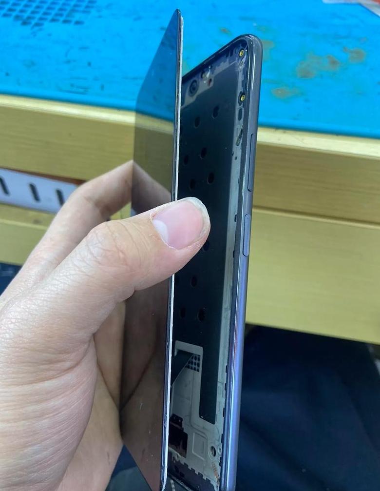 手机屏幕脱胶修复攻略：胶水选择与操作要点