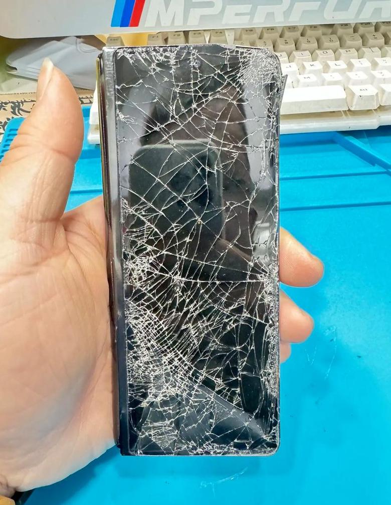 三星折叠屏维修攻略及ZFlip3换屏费用揭秘