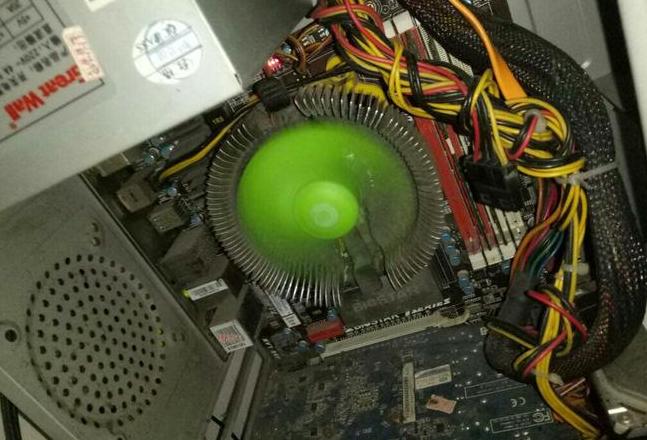 电脑开机故障排查：风扇异常运转及黑屏原因解析