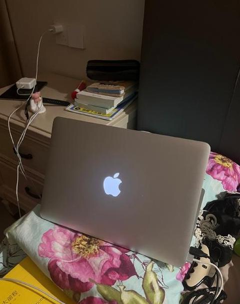 笔记本电脑右边的灯一直闪