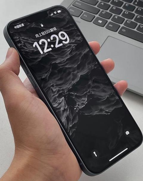 手机屏幕上有一层膜怎么把它去掉