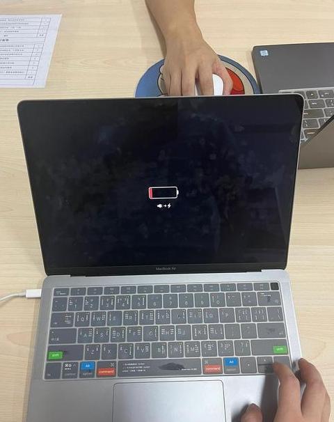 电脑充电器发热揭秘：正常还是异常？
