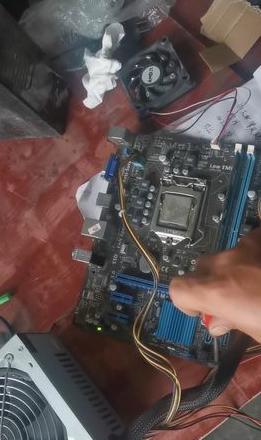 台式电脑开机风扇转一下就停？排查电源与主板问题指南