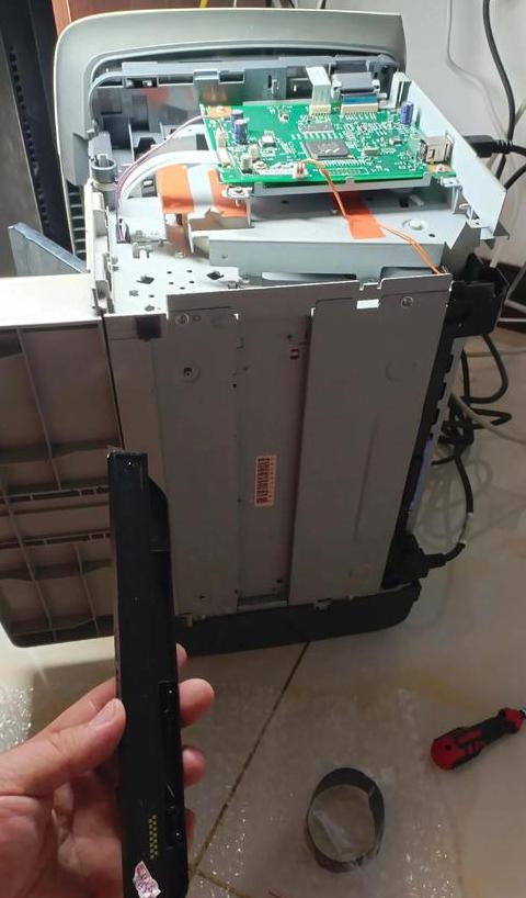 惠普一体机底座拆卸及后盖开启指南