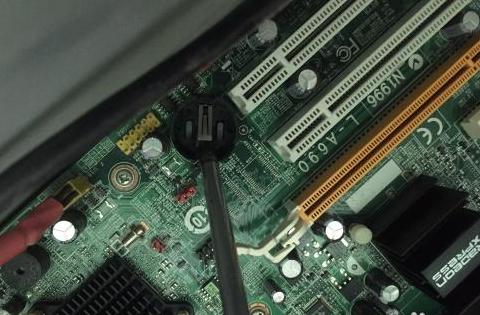 电脑开机嗡嗡响屏幕黑怎么办？