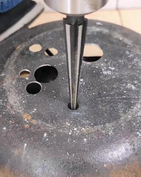 手机壳扩孔