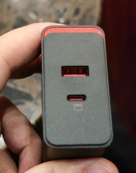 飞机上充电器数据线如何携带？