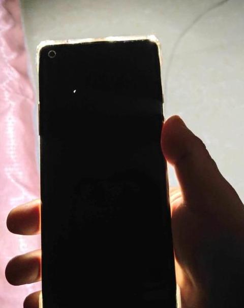 手机屏幕不亮但有声音