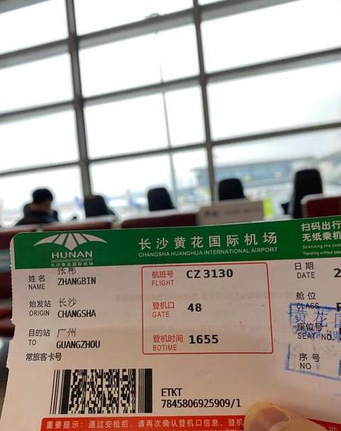 坐飞机安检时手机必须拿在手上吗