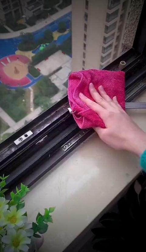 解密梦境：梦见擦玻璃窗户的含义及预示